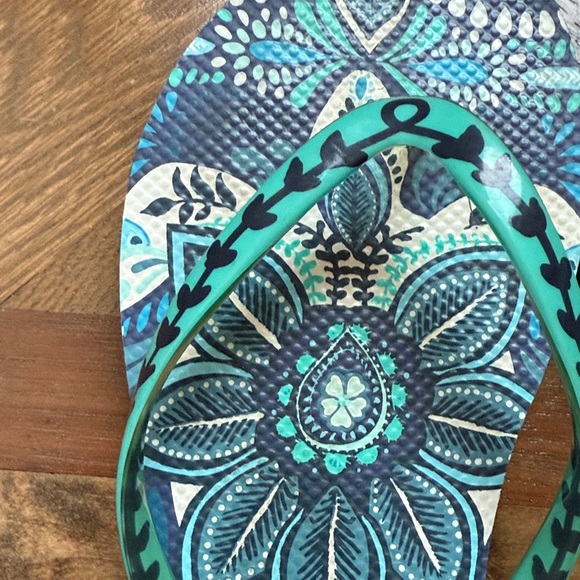 Vera Bradley Blue and Teal Patterned Flip Flops Sz 8 - Picture 4 of 7